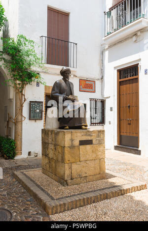 Cordoba Juderia, mit Blick auf die Statue des jüdischen Philosophen Maimonides außerhalb der Synagoge (Sinagoga) in der Juderia Bereich von Cordoba, Spanien gelegen. Stockfoto