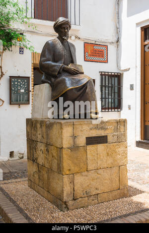 Cordoba Juderia, mit Blick auf die Statue des jüdischen Philosophen Maimonides außerhalb der Synagoge (Sinagoga) in der Juderia Bereich von Cordoba, Spanien gelegen. Stockfoto