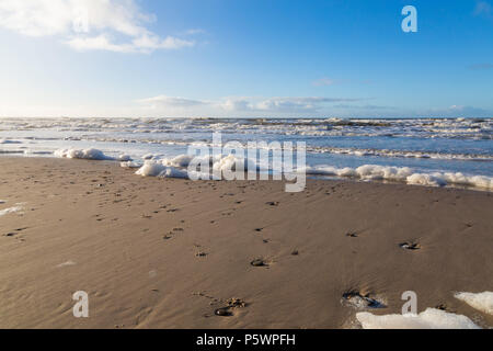 Nach Sturm in der Nordsee. Sea Foam am Strand in Hvide Sande, Dänemark, nach Sturm Sturm. Efter Sturm ich Nordsøen. Havskum på stranden i Hvide Sa Stockfoto