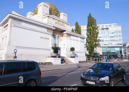 Wien, Österreich - November 4, 2015: Der Wiener Secession Gebäude, es wurde 1897 von Joseph Maria Olbrich gebaut. Gewöhnliche Menschen gehen auf die Straße Stockfoto