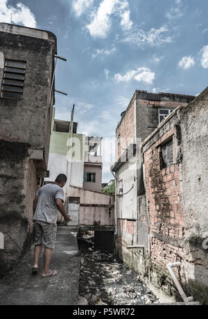 Rio de Janeiro favela Slums dreckig System ablassen Stockfoto