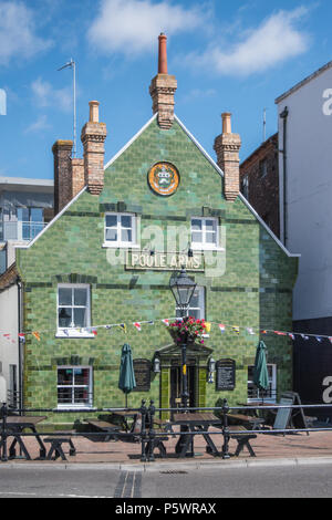 Die vordere grüne Fliesen- fassade des Poole Arme Public House am Kai von Poole Dorset an einem sonnigen Sommertag. Stockfoto