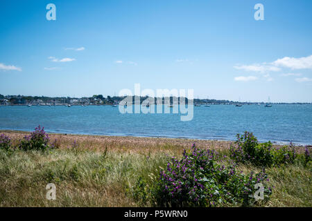 An einem hellen Tag Sommer mit Blick auf den Ferienort Sandbänke vor der Küste der Hafen von Poole in Dorset. Stockfoto