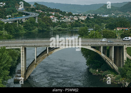 Brücke Novisimo von Ourense, moderne Technik Arbeiten des 20. Jahrhunderts in den Fluss Miño, Galizien, Spanien, Europa Stockfoto