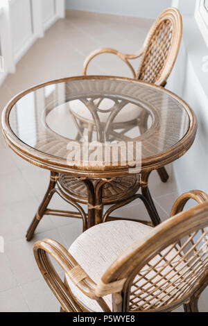 Glas Tisch und Rattan rattan Sitz Stuhl. Korbmöbel rattan Tisch zwei