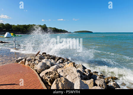 Hohe Wellen und Wasser spritzt in Istrien, Kroatien Stockfoto