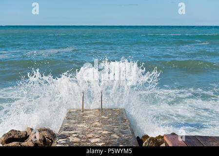 Hohe Wellen und Wasser spritzt in Istrien, Kroatien Stockfoto