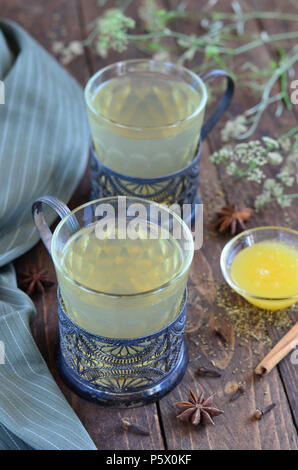 Gesundes Getränk auf hölzernen Hintergrund, Honig Kaffee Stockfoto