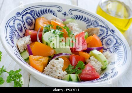 Frisches Gemüse Salat Toskana Panzanella, Salat in eine Schüssel geben. Stockfoto