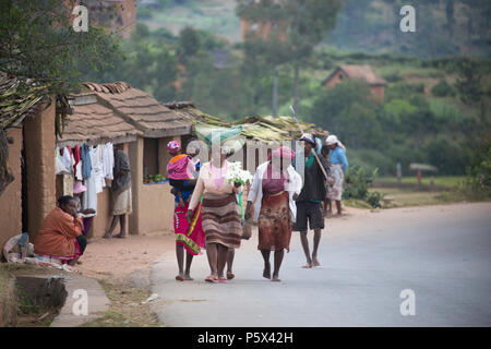 Die Dorfbewohner zu Fuß entlang der Hauptstraße, Südliche Madagaskar Stockfoto