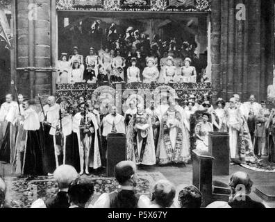 N/A. Deutsch: "Erste Fotos von einer Krönung jemals getroffen. King George V und Königin Mary ihre Stühle von Immobilien, die auf der Südseite der Altar während der Teil der Krönung, der vorangeht, die Salbung. Auf der linken Seite, die Träger der vier Schwerter. Auf beiden Seiten der König und die Königin, die Unterstützung der Bischöfe. Mit Genehmigung aus der Sammlung des verstorbenen Sir John benjamins Stein von Fotografien im Birmingham Referenz Bibliotheken reproduziert.". 22. Juni 1911. John Benjamin Stein (1838-1914) 381 Krönung von George V 1911 2 Stockfoto