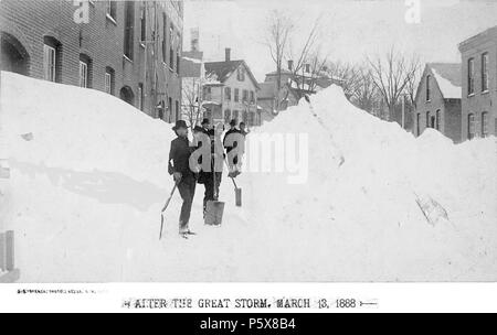 N/A. Titel Blizzard im März 1888 - die Mammut Drift, in der Nähe der Friedhof SCHÖPFER Französisch, J.A., Keene NH betrifft Gebäude-NH- Keene Blizzards-NH- Keene Schnee-NH- Keene Beschreibung das Mammut Drift, in der Nähe der Friedhof' fotografiert in der Woche nach dem großen Sturm vom 13. März 1888. Einige der Ansichten wurden vor der Schaufel oder Pflug hatten die Drifts gestört, und andere nach der Straßen und Wege waren geöffnet worden." Siehe Legende Herausgeber Keene Öffentliche Bibliothek DATUM DIGITAL 20071001 DATUM ORIGINAL 1888 RESSOURCENTYP Fotografien FORMAT image/jpg Resource Identifier hsykblz007 RECHTE MANN Stockfoto