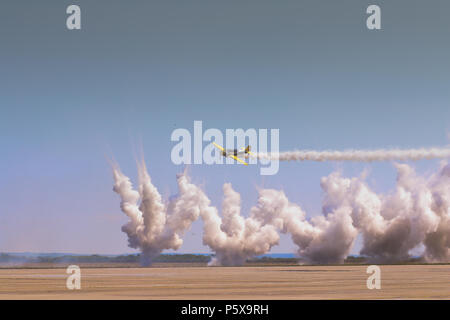 Yak 52 Flugzeug aus dem Team Iacarii Acrobati eine Demonstration Flug in Timisoara Airshow durchführen Stockfoto