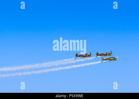 Yak 52 Flugzeug aus dem Team Iacarii Acrobati eine Demonstration Flug in Timisoara Airshow durchführen Stockfoto