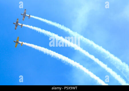 Yak 52 Flugzeug aus dem Team Iacarii Acrobati eine Demonstration Flug in Timisoara Airshow durchführen Stockfoto