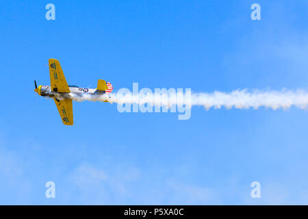 Yak 52 Flugzeug aus dem Team Iacarii Acrobati eine Demonstration Flug in Timisoara Airshow durchführen Stockfoto