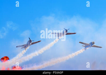 Yak 52 Flugzeug aus dem Team Iacarii Acrobati eine Demonstration Flug in Timisoara Airshow durchführen Stockfoto