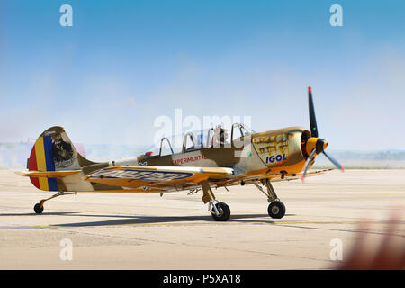 Yak 52 Flugzeug aus dem Team Iacarii Acrobati eine Demonstration Flug in Timisoara Airshow durchführen Stockfoto