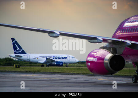 Commercial Passenger Jet Airliner Boeing 737 der Rumänischen Tarom Fluggesellschaft. Das Flugzeug rollt zur Startbahn Bereit zum Abheben Stockfoto