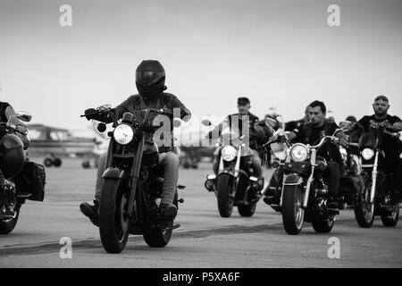 Gruppe von Biker sammeln in Timisoara Airshow Stockfoto