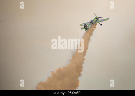 Aerobatic pilot Jurgis Kairys Litauens die Durchführung einer Demonstration Flug mit seinem Suchoi Su-31 Flugzeug in Timisoara Airshow Stockfoto