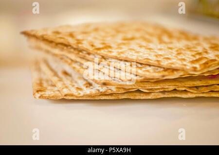 Mehrere Stücke von mazze ungesäuertes Brot Abbildung. Jüdischen Passah, Pessach Konzept Bild. Koscher Hebräisch Cracker. Stockfoto