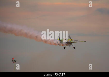 Aerobatic pilot Jurgis Kairys Litauens die Durchführung einer Demonstration Flug mit seinem Suchoi Su-31 Flugzeug in Timisoara Airshow Stockfoto