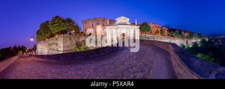 Porta San Giacomo Eingang zur Altstadt von Bergamo Stockfoto