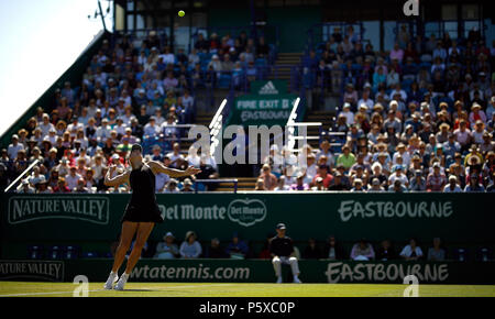 Dänemarks Caroline Wozniacki auf Center Court am Tag vier der Natur Tal Internationalen an der Devonshire Park, Eastbourne. Stockfoto