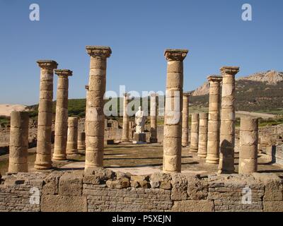 Basilika CONSTRUIDA ENTRE LOS AÑOS 50 Y 70 DC-ESTATUA DE TRAJANO SIGLO II DC-LADO SUR DEL FORO. Lage: BAELO CLAUDIA/ENSENADA DE BOLONIA, Tarifa. Stockfoto