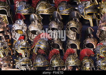 Gladiator metall Helme. Römische und Griechische Krieger Stockfoto