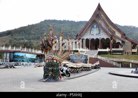 Die Plaza vor der Haupthalle im Wat Pa Huai Lat hat viele aufwendige Statuen und dieses 5-headed Naga Schlange ist nur einer von Ihnen. Der Tempel ist in Stockfoto