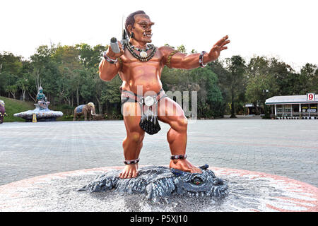 Die Plaza vor der Haupthalle im Wat Pa Huai Lat hat viele aufwendige Statuen und dieses ziemlich furchterregenden riesige Statue ist nur einer von Ihnen. Die merkmalsvorlage Stockfoto