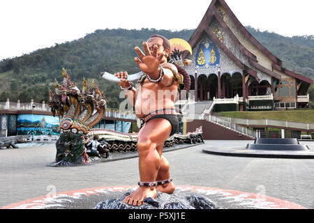 Die Plaza vor der Haupthalle im Wat Pa Huai Lat hat viele aufwendige Statuen und dieses ziemlich furchterregenden riesige Statue ist nur einer von Ihnen. Die merkmalsvorlage Stockfoto