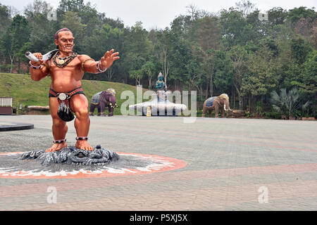 Die Plaza vor der Haupthalle im Wat Pa Huai Lat hat viele aufwendige Statuen und dieses ziemlich furchterregenden riesige Statue ist nur einer von Ihnen. Die merkmalsvorlage Stockfoto