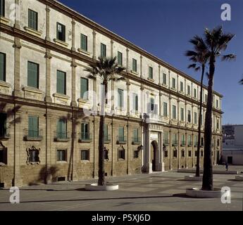 FACHADA DEL HOSPICIO DE CADIZ-ANTIGUO COLEGIO VALCARCEL - Siglo XVIII - NEOCLASICISMO ESPAÑOL. Autor: Torcuato Cayón (1725-1783). Lage: HOSPICIO, SPANIEN. Stockfoto