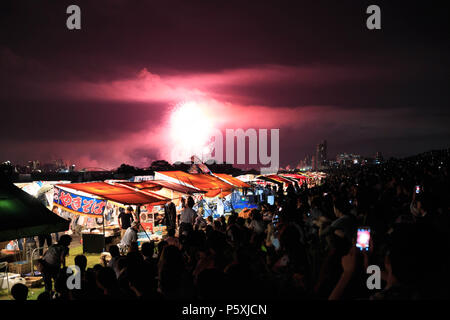 Osaka, Japan - August 8 2015: Zuschauer nehmen Sie Fotos mit Telefonen der Gifu Feuerwerk Stockfoto