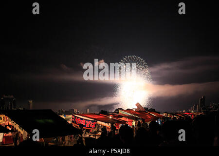 Osaka, Japan - August 8 2015: Rauch und Licht vom Feuerwerk am Sommerfest auf dem Yodo Fluss Stockfoto