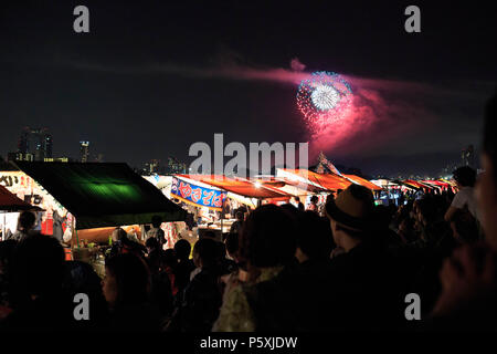 Osaka, Japan - August 8 2015: bunte Stände an der Gifu Fireworks Festival Stockfoto