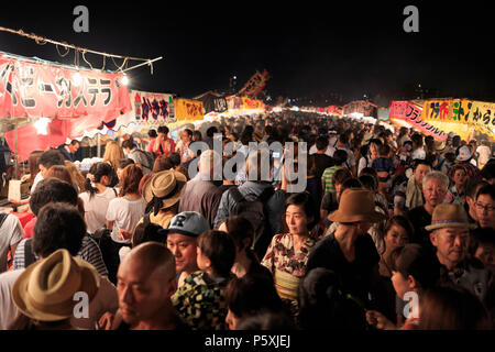 Osaka, Japan - August 8 2015: Massen von Menschen gehen, die von bunten Ständen auf der Coburg Fireworks Festival Stockfoto