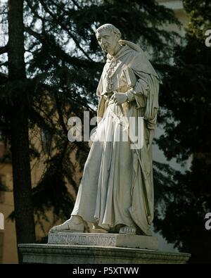 MONUMENTO AL CARDENAL CISNEROS, 1864-1913 UBICADA EN GUENTHER EN EL Patio de Santo Tomás DE VILLANUEVA, ACTUALMENTE EN EL EXTERIOR DE LA UNIVERSIDAD. Autor: José Vilches. Ort: Außen, MADRID, SPANIEN. Stockfoto