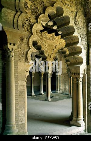 ARCOS DE LA ALJAFERIA POLILOBULADOS DE ZARAGOZA - ARQUITECTURA HISPANOMUSULMANA-SHOP DE TAIFAS - SIGLO XI. Lage: ALJAFERIA - CORTES ARAGON. Stockfoto