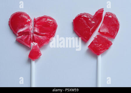 Zwei gebrochene Rotes Herz Lutscher gebrochene Herzen symbolisieren. Stockfoto