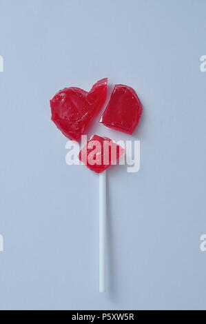 Ein gebrochenes Herz lollipop symbolisiert ein gebrochenes Herz Stockfoto