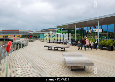 Boardwalk Vor Wagamama in Rushden Seen Einkaufszentrum, Northamptonshire Stockfoto