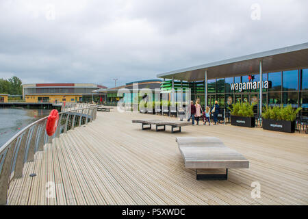 Boardwalk Vor Wagamama in Rushden Seen Einkaufszentrum, Northamptonshire Stockfoto