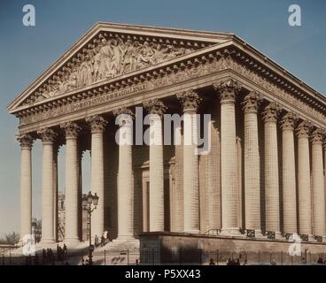 Exterieur DE LA IGLESIA DE LA MADELEINE-REALIZADA ENTRE 1807 Y 1842 - NEOCLASICISMO FRANCES. Autor: Pierre-Alexandre Vignon (1763-1828). Lage: IGLESIA DE LA MADELEINE, Frankreich. Stockfoto