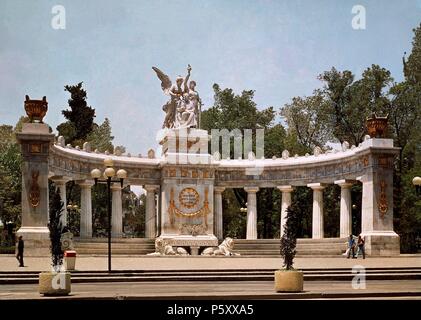 MONUMENTO A Benito Juarez - HEMICICLO DE MARMOL CORONADO POR LA GLORIA Y LA REPUBLICA - 1900. Ort: Außen, Mexiko Stadt. Stockfoto