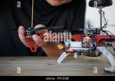 Bild des Menschen mit einem Schraubendreher reinigen Quadrocopter Stockfoto