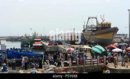 Der überfüllten Hafen von Essaouira in Marokko. Fische sind gelandet, verkauft, gekocht und alle am Kai gegessen Stockfoto